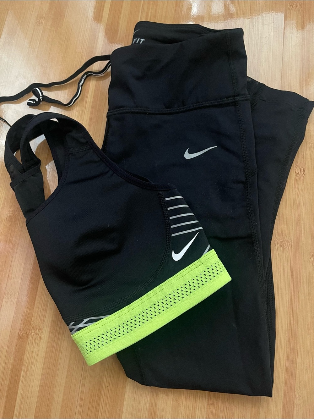 Women’s Nike dri-fit pants and sports bra set